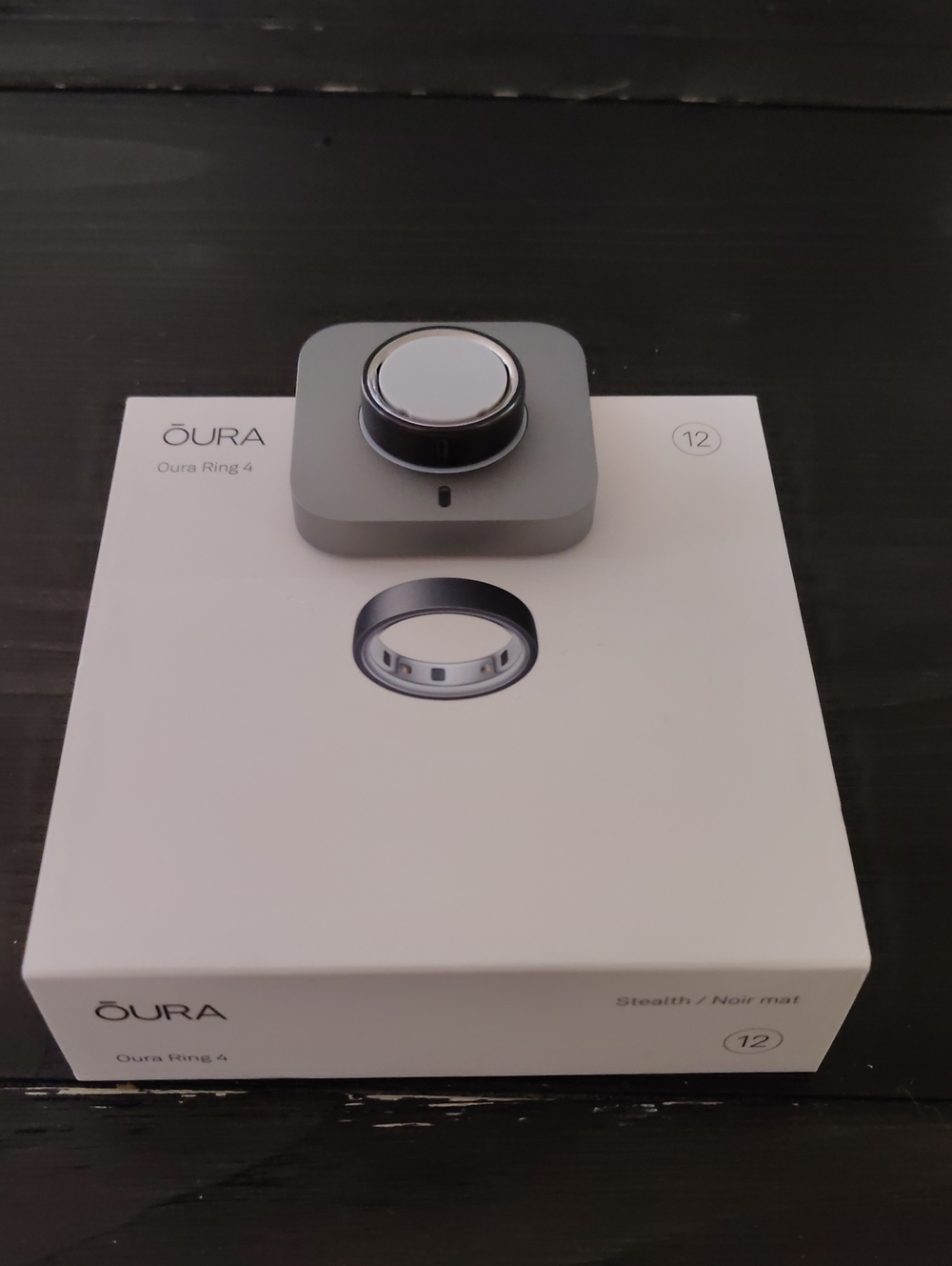 Oura Ring 4 Stealth Black with Silver-Tone Charger